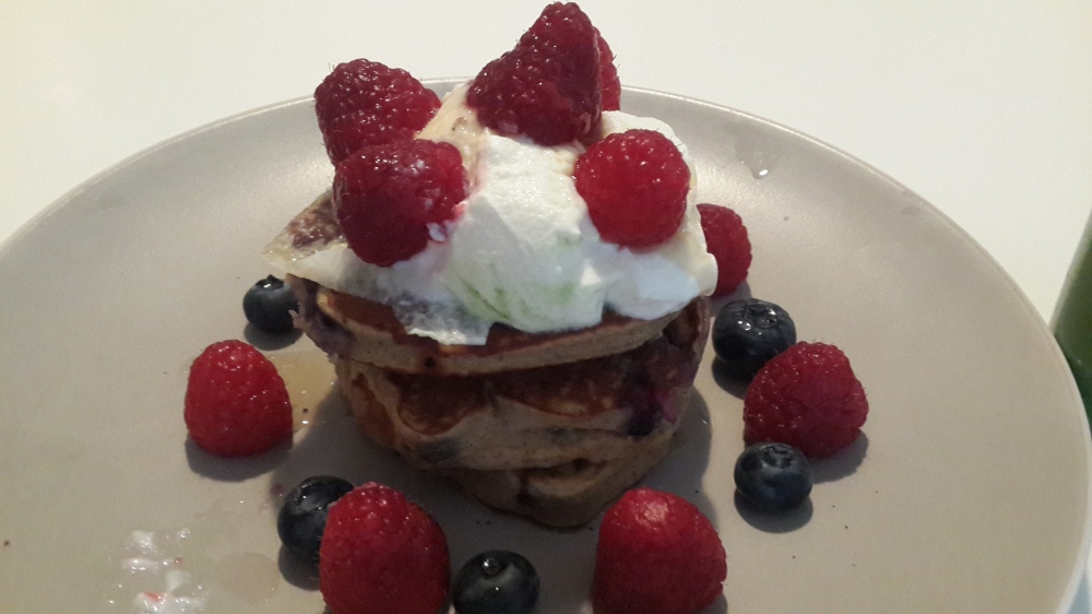Pancakes with yogurt and fruit